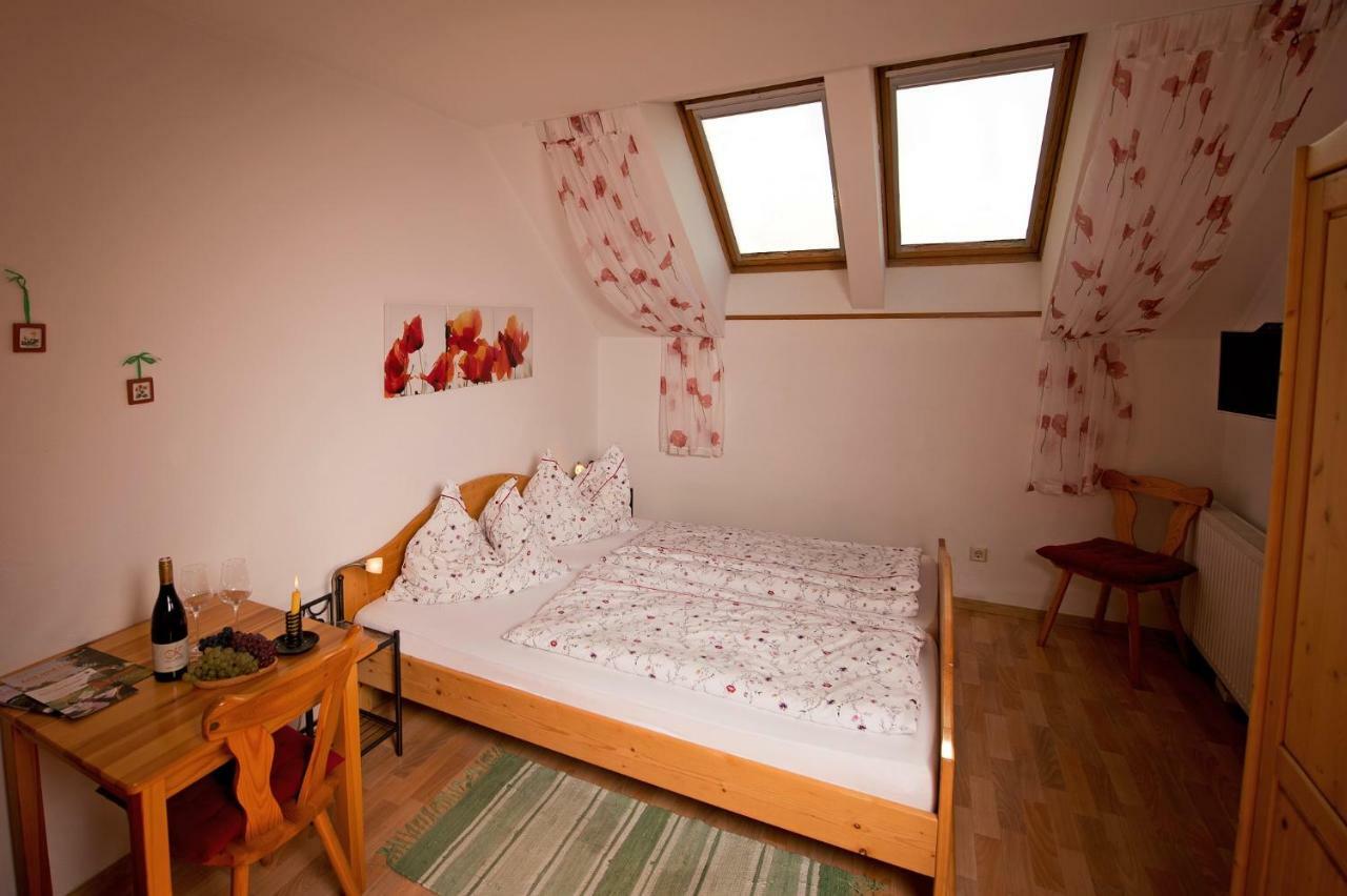 Weingut Familie Krell Hotel Mitterretzbach ภายนอก รูปภาพ